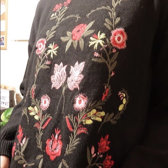 BLACK EMBROIDERED SWEATER PULLOVER - Picture 3 of 3